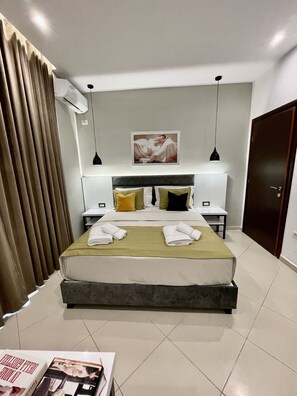 Apartment with Balcony | Individualmente decorados, cortinas blackout, quartos à prova de som