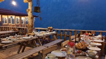 Der serveres morgenmad, frokost, aftensmad og tyrkiske retter