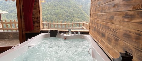 Elite-studiosviitti, vuoristonäköala | Tallelokero huoneessa, yksilöllisesti sisustettu, työpöytä, äänieristys