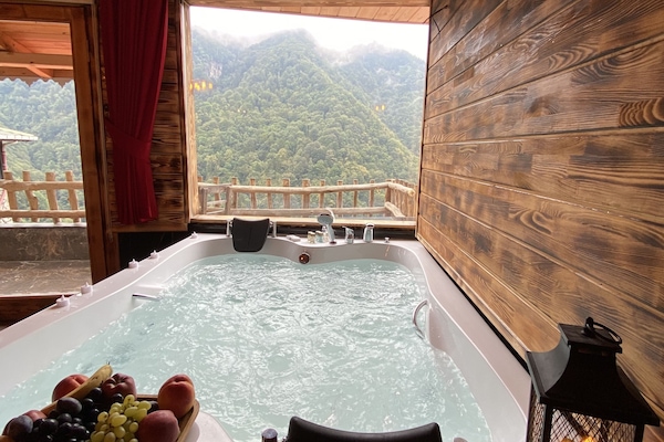 Elite-studiosuite - bjergudsigt | Pengeskab pÄ vÊrelset, individuelt design, skrivebord, lydisolering