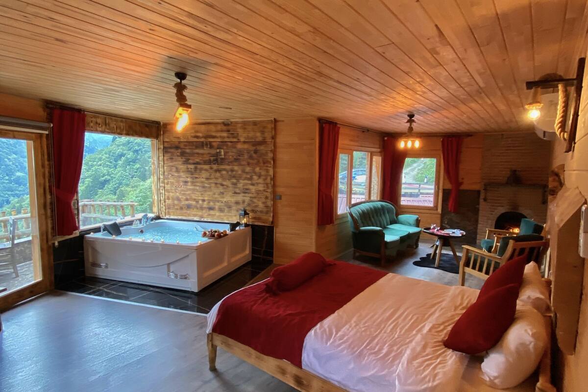 romantic room | 1 bedroom, in-room safe, individually decorated, desk