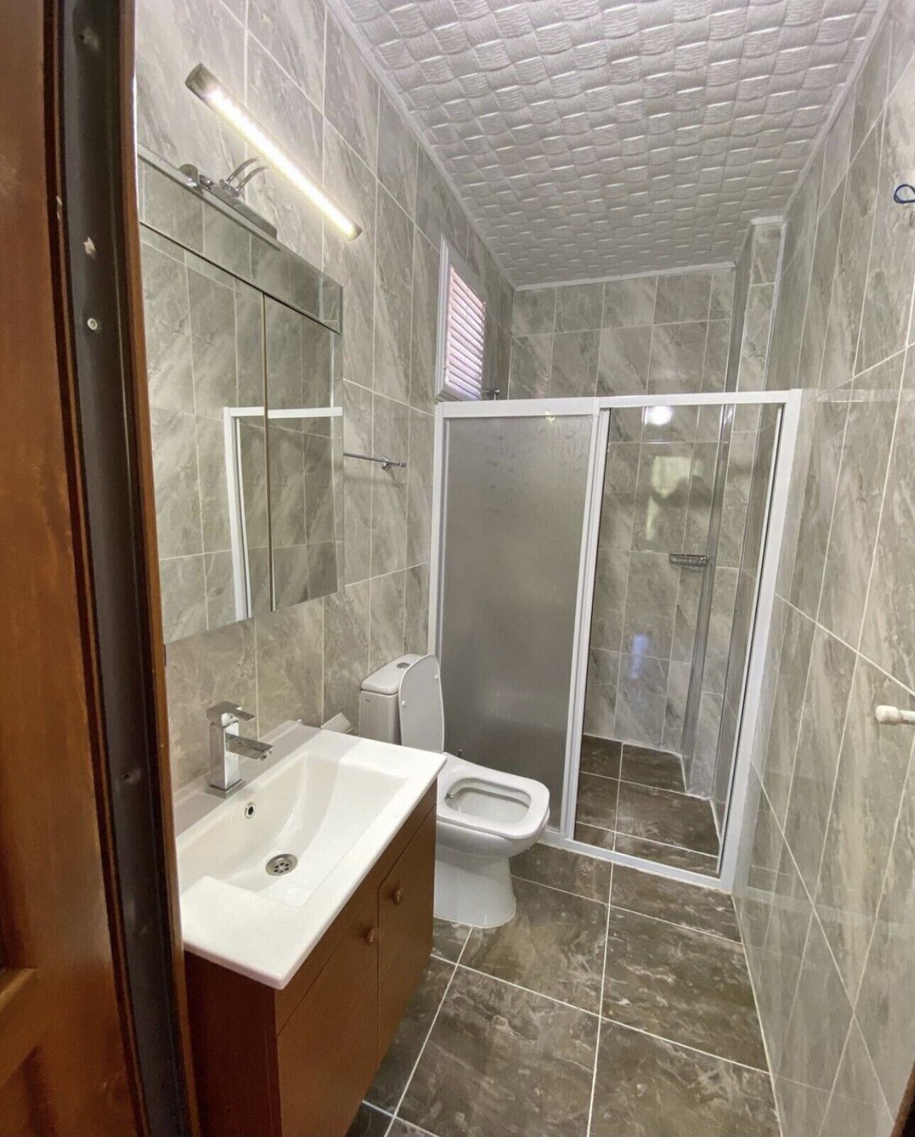 design studio suite, mountain view | bathroom | combined shower/bathtub, jetted bath, free toiletries, hair dryer