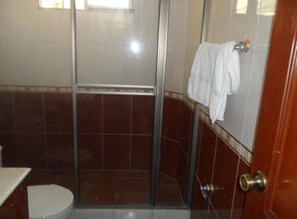 Shower, rainfall showerhead, free toiletries, hair dryer