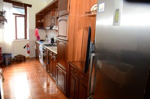 Full-sized fridge, microwave, oven, stovetop - Guest House Batumi Globus (Batumi)