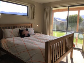 Executive House, 3 Bedrooms, 2 Bathrooms, Garden View | 3 bedrooms, desk, iron/ironing board, free cribs/infant beds - Ti Kouka Villa (Te Anau)