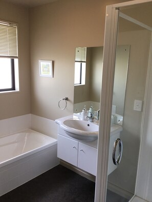 Casa ejecutiva, 3 habitaciones, 2 baños, vistas al jardín | Baño | Ducha, artículos de higiene personal gratuitos y secador de pelo
