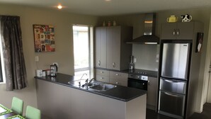 Executive huis, 3 slaapkamers, 2 badkamers, uitzicht op tuin | Privékeuken | Een koffiezetapparaat/waterkoker, een koelkast/vriezer, een magnetron