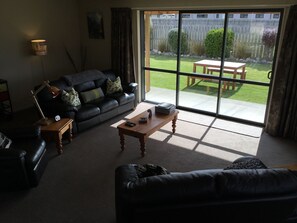Executive House, 3 Bedrooms, 2 Bathrooms, Garden View | Living room