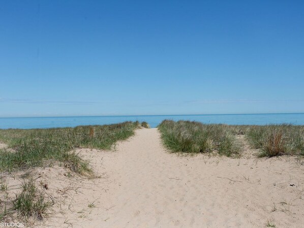 Aurinkotuoleja, rantapyyhkeitä