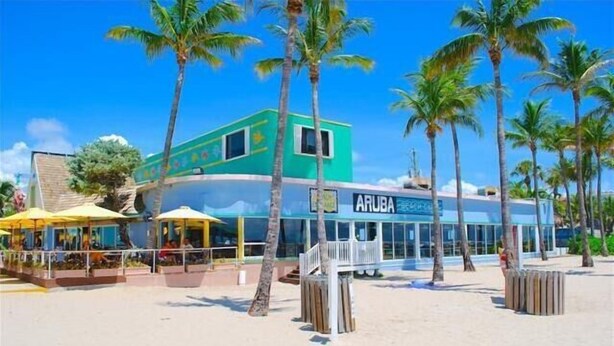 A beachside building with a sign reading "ARUBA". - BY THE SEA VACATION VILLAS 4 BED PRIVATE POOL/BEACH NEAR-LBTS gated community (Lauderdale by the Sea)