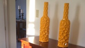 Un armari de fusta amb calaixos i una prestatgeria, situat en una habitació amb terra de rajola.