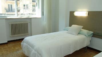 3 slaapkamers, een strijkplank/strijkijzer, gratis wifi, beddengoed