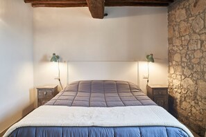 2 bedrooms, desk, WiFi, bed sheets
