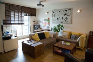 Een televisie en een tafeltennistafel