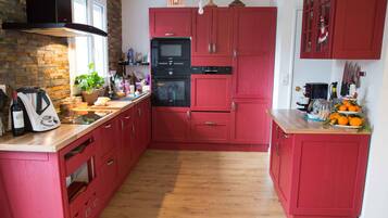 Een microgolfoven, een vaatwasser, een koffiezetapparaat/waterkoker