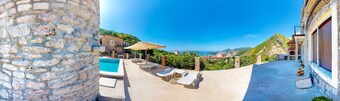 Villa bietet einen einzigartigen Blick auf Becici Strand und die mittelalterliche Stadt Budva.