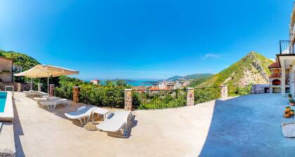 Villa bietet einen einzigartigen Blick auf Becici Strand und die mittelalterliche Stadt Budva.