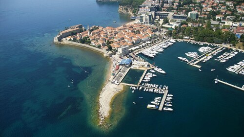 Villa offre une vue unique sur la plage de Becici et la ville médiévale de Budva.