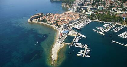 Villa offre une vue unique sur la plage de Becici et la ville médiévale de Budva.
