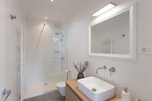 Dusch, hårtork, handdukar och tvål