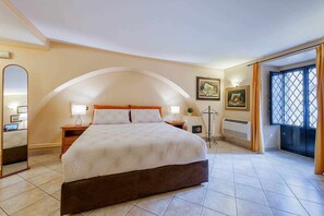 1 bedroom, desk, iron/ironing board, travel cot - Suite with a Balcony at the Teatro Massimo (Catania)