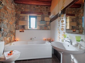 Bathtub, eco-friendly toiletries, hair dryer, towels - Sea View Villa w/ Private Pool, BBQ, near Elafonissi (Chania)