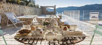 Sjarmerende våningshus i åsene med privat basseng, havutsikt, drømmepanorama