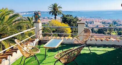 Charming villa with sea view and heated swimming pool on the heights of GolfJuan