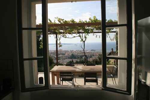 Charming villa with sea view and heated swimming pool on the heights of GolfJuan