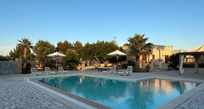 Ylellinen huvila, jossa poreallas 10/12 henkilölle.