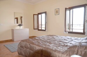 2 habitaciones, tabla de planchar con plancha y ropa de cama 