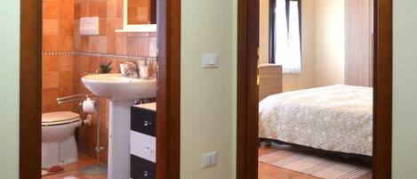 2 habitaciones, tabla de planchar con plancha y ropa de cama