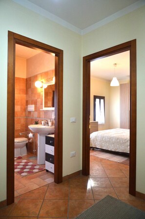 2 bedrooms, iron/ironing board, bed sheets