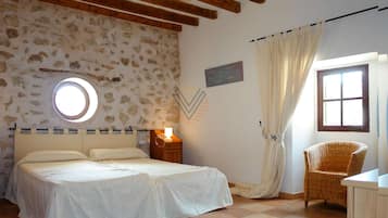 8 bedrooms, iron/ironing board, internet, bed sheets