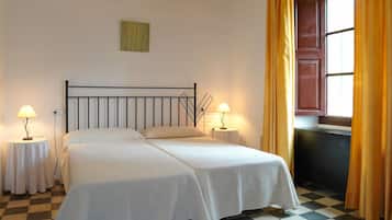 8 bedrooms, iron/ironing board, internet, bed sheets