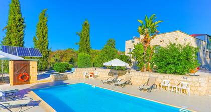 Villa Georgios Rafaela: Isolé, piscine, Wifi, A / C, 10 couchages