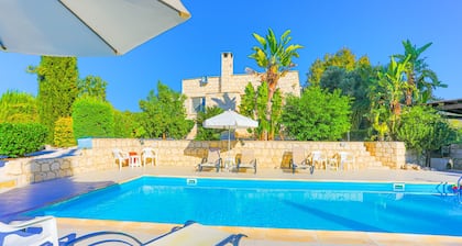 Villa Georgios Rafaela: Secluded, pool, Wifi, A/C, sleeps 10