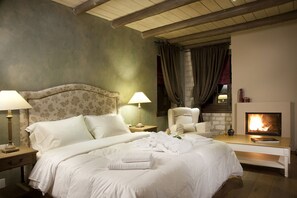 Egyptian cotton sheets, premium bedding, memory-foam beds, in-room safe - Aberratio Boutique Hotel (Zagori)