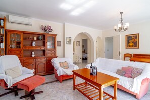 Televisión y chimenea 