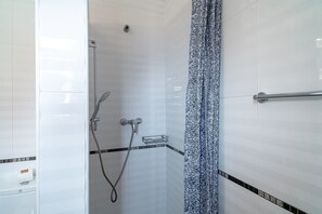 Bathtub, hair dryer, towels
