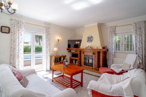 Télévision, cheminée