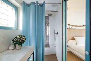 2 bedrooms, in-room safe, iron/ironing board, free WiFi