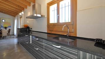 Een koelkast, een magnetron, een oven, een vaatwasser