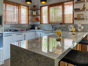 Réfrigérateur, four à micro-ondes, un four, surface de cuisson