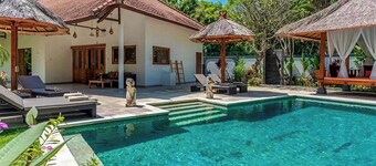 Lovina luxury pool villa at a magnificent location!