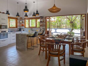 Réfrigérateur, four à micro-ondes, un four, surface de cuisson