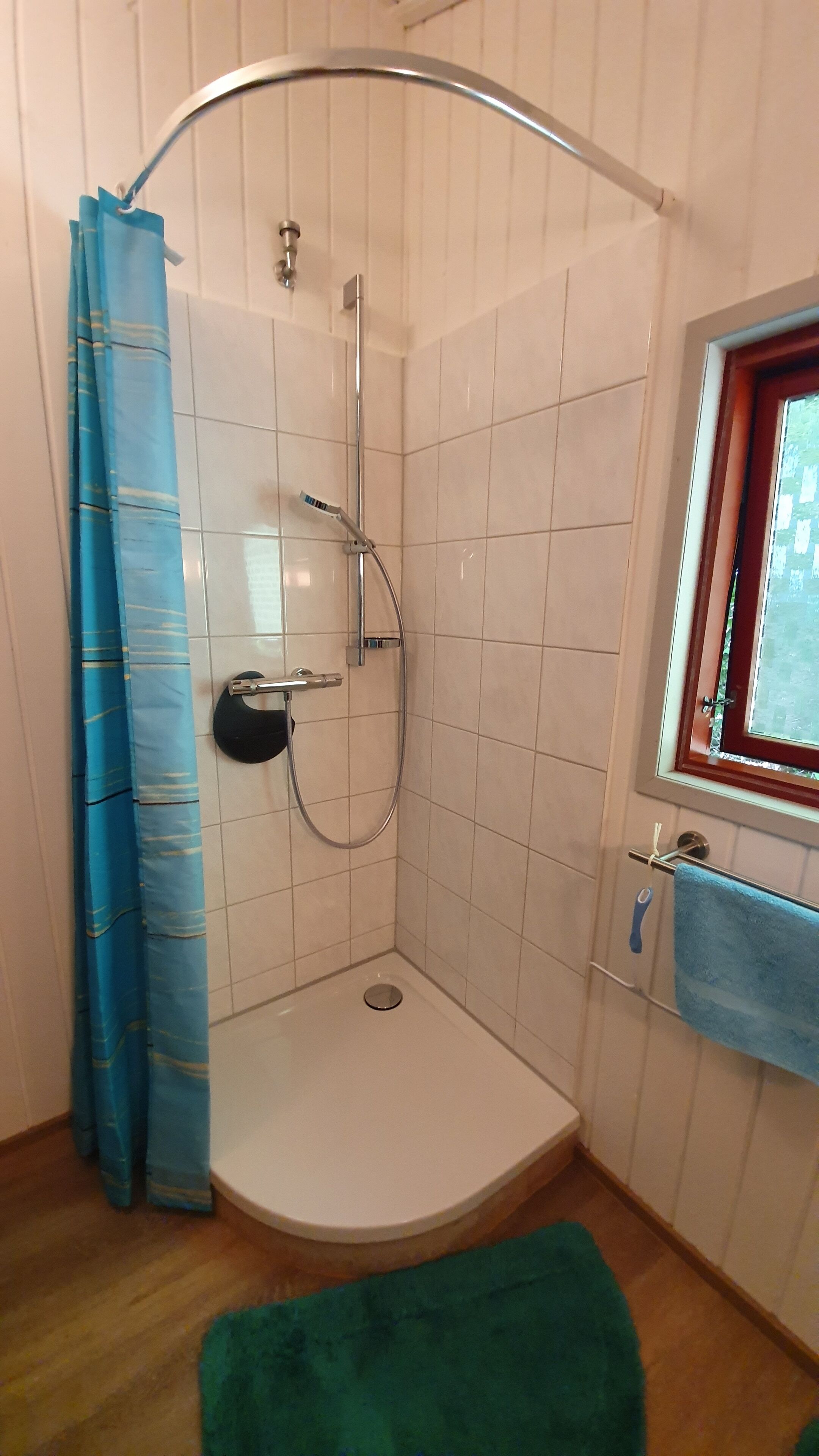 Douche, sèche-cheveux, savon, papier toilette