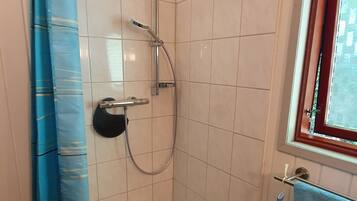 Douche, sĂšche-cheveux, savon, papier toilette