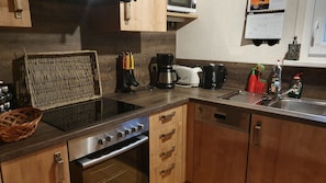 Refrigerador, microondas, placa de cocina, lavavajillas