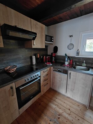 Fridge, microwave, stovetop, dishwasher